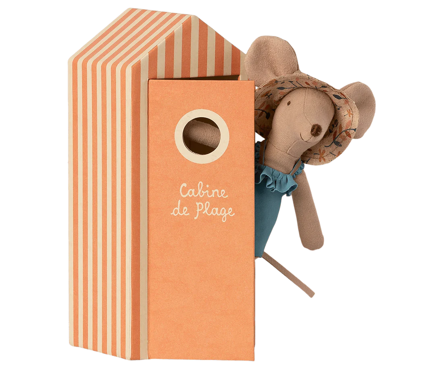 Maileg-mum-mouse-in-beach-hut