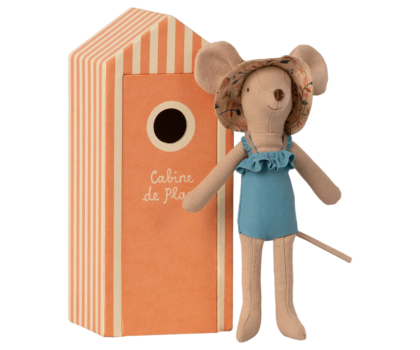 Beach mouse mum in cabin de plage