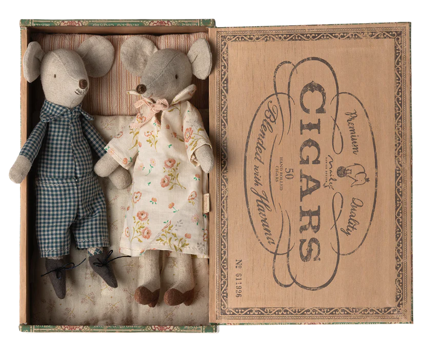 Grandma & Grandpa Mice in Cigar Box