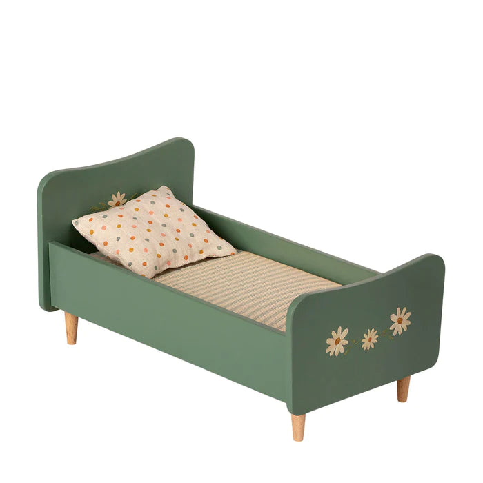Wooden_Bed_green_with_flowers